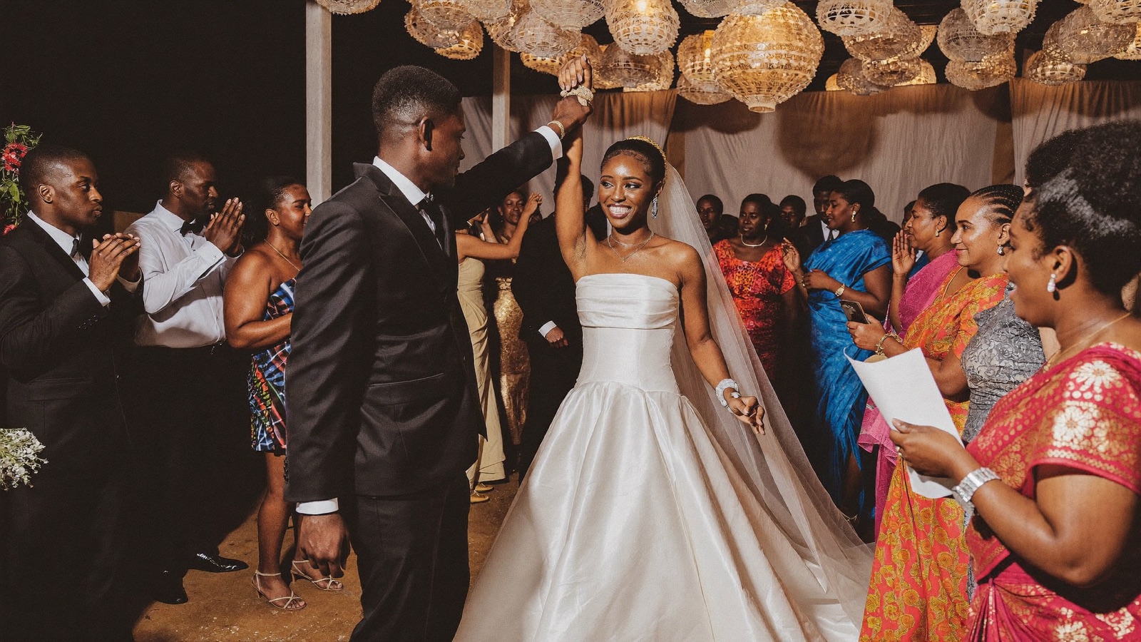 Mariage africain au Cameroun · mariés dansant