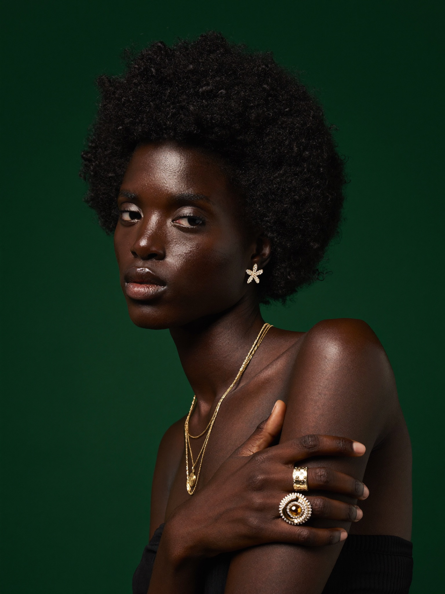 Portrait studio d'une femme camerounaise, fond émeraude