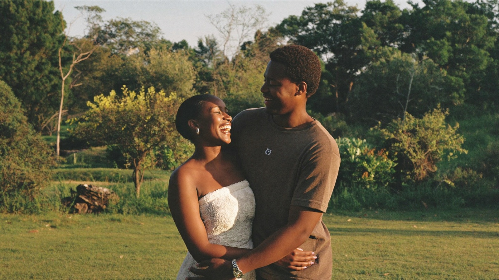 Séance couple africain à l'heure dorée