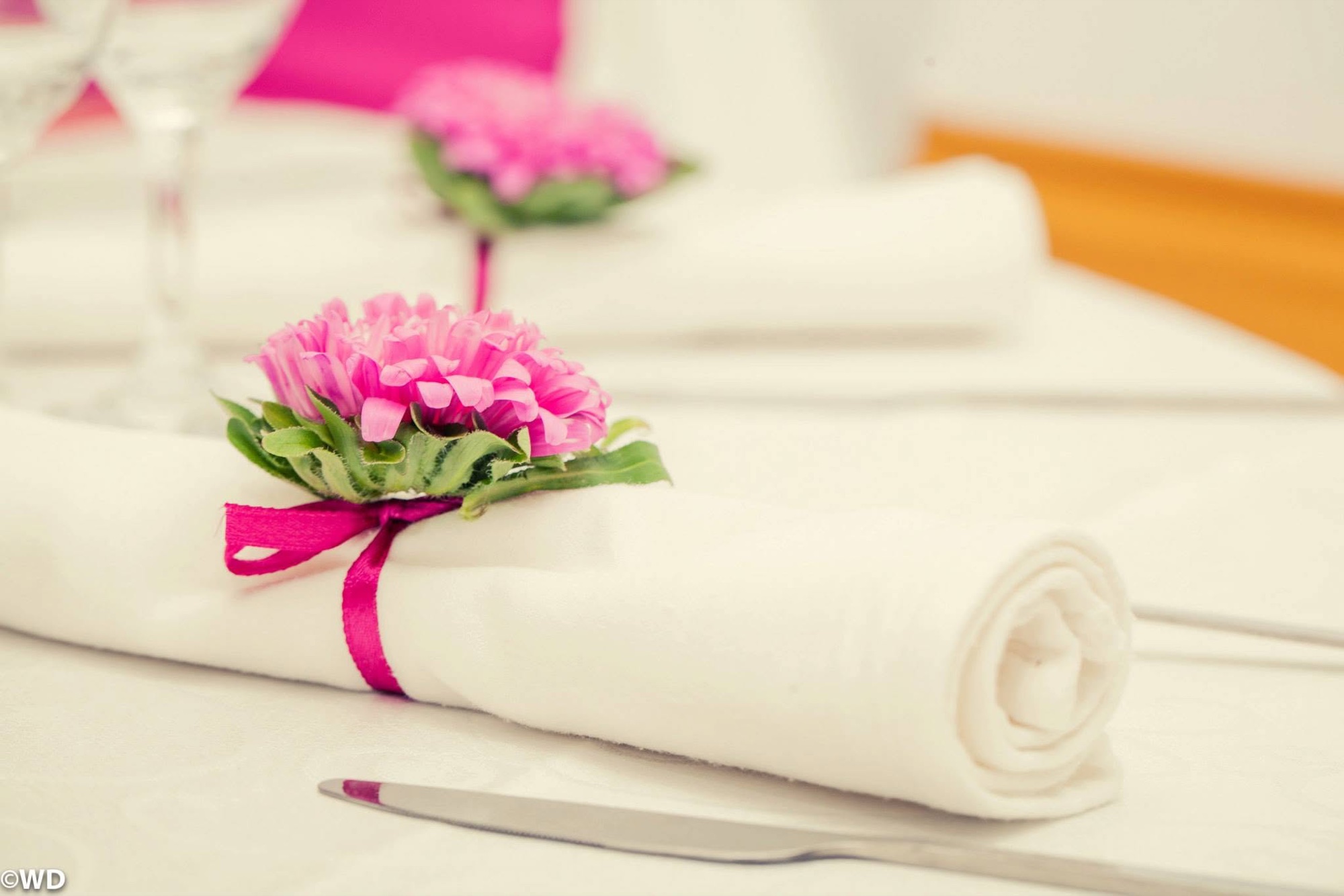 Décoration de table — serviette et fleur rose